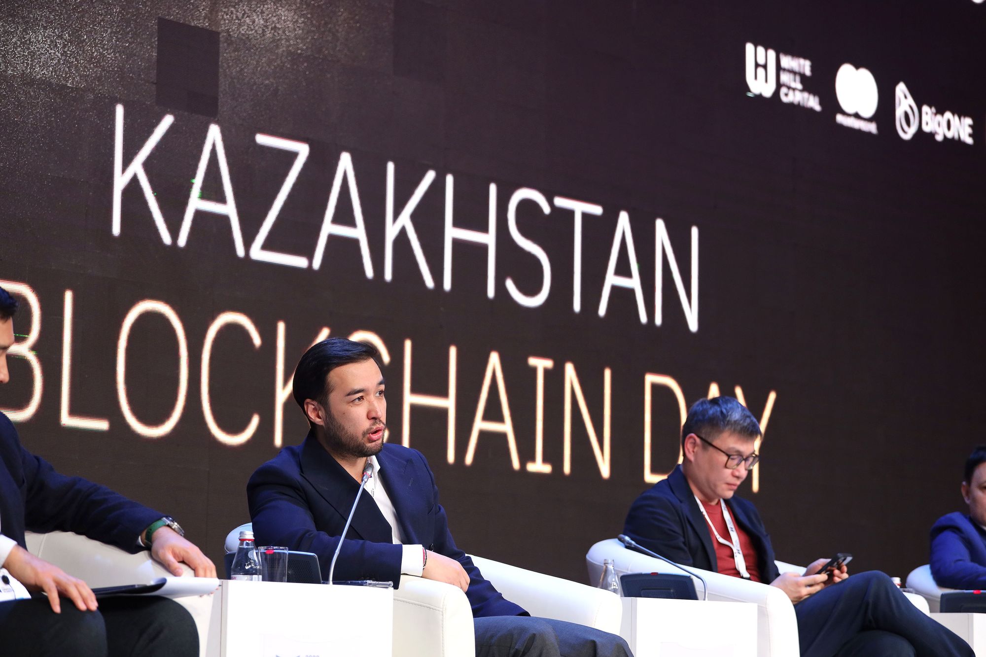  На фото (слева направо): генеральный директор Intebix Талгат Досанов, советник по вопросам развития инноваций МФЦА Асылбек Давлетов