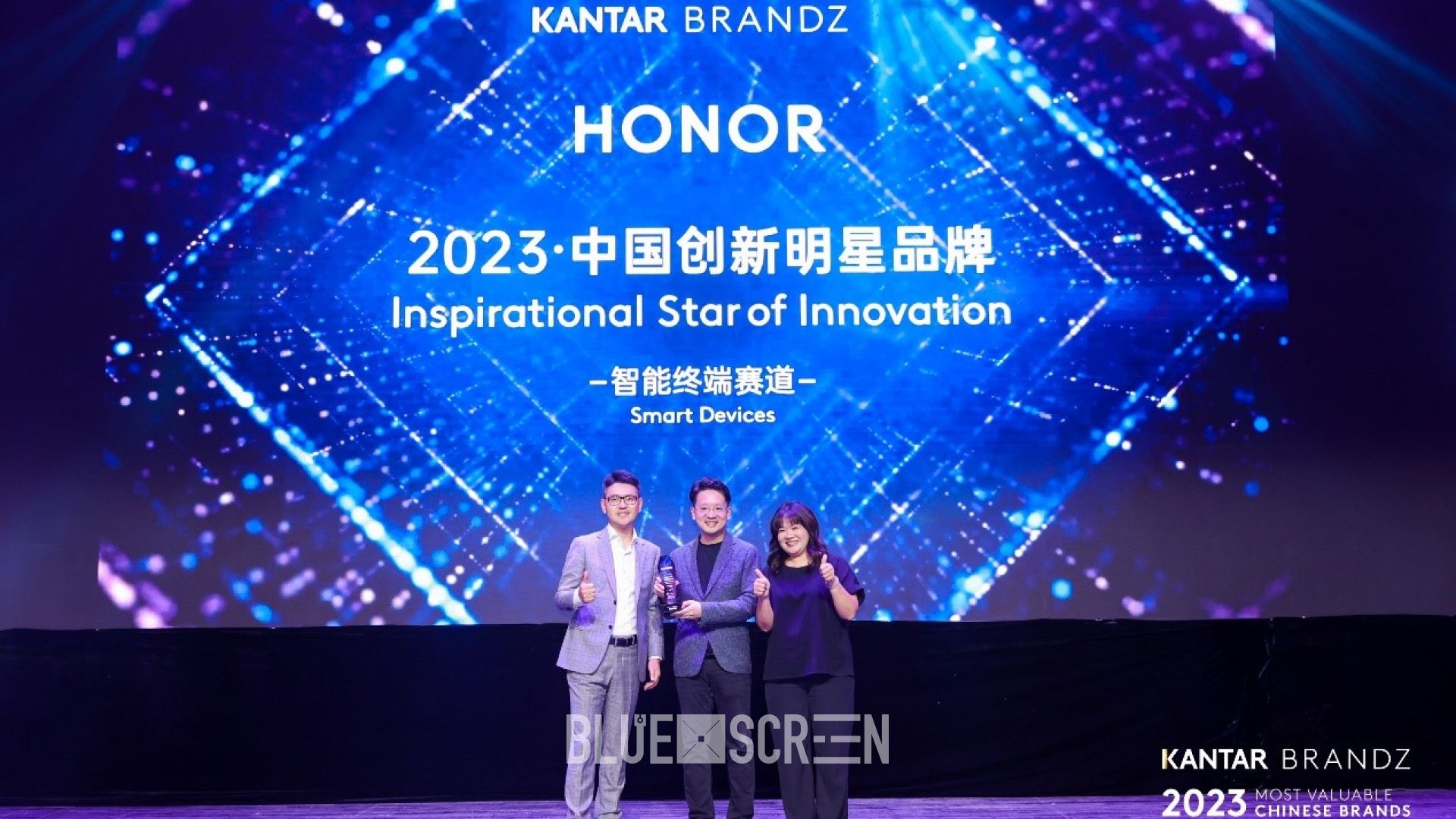  Рэй Го, директор по маркетингу HONOR Device Co., Ltd, получает награду "Вдохновляющая звезда инноваций"