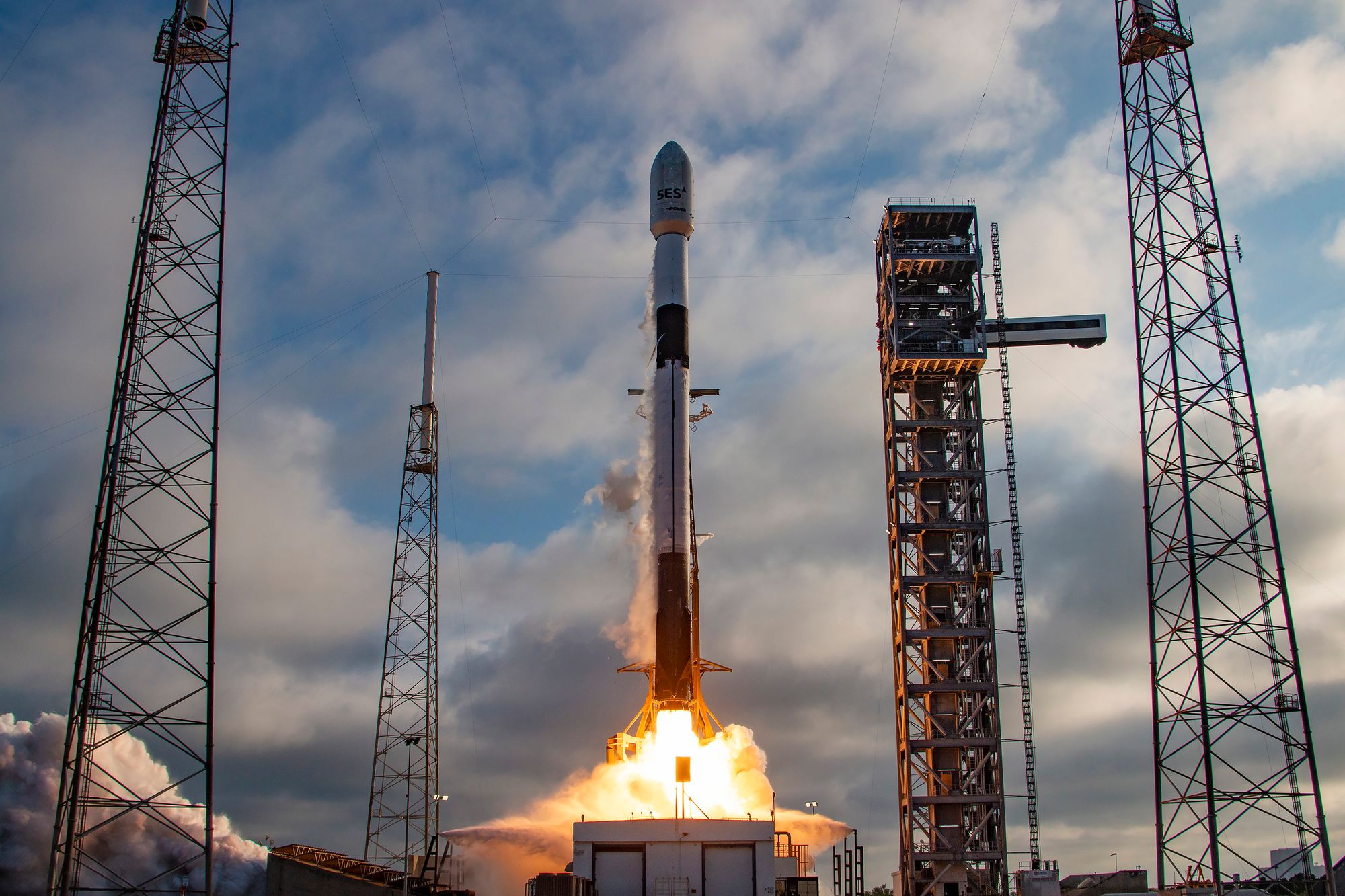 SpaceX Falcon 9 вывел на орбиту спутники O3b mPOWER компании SES