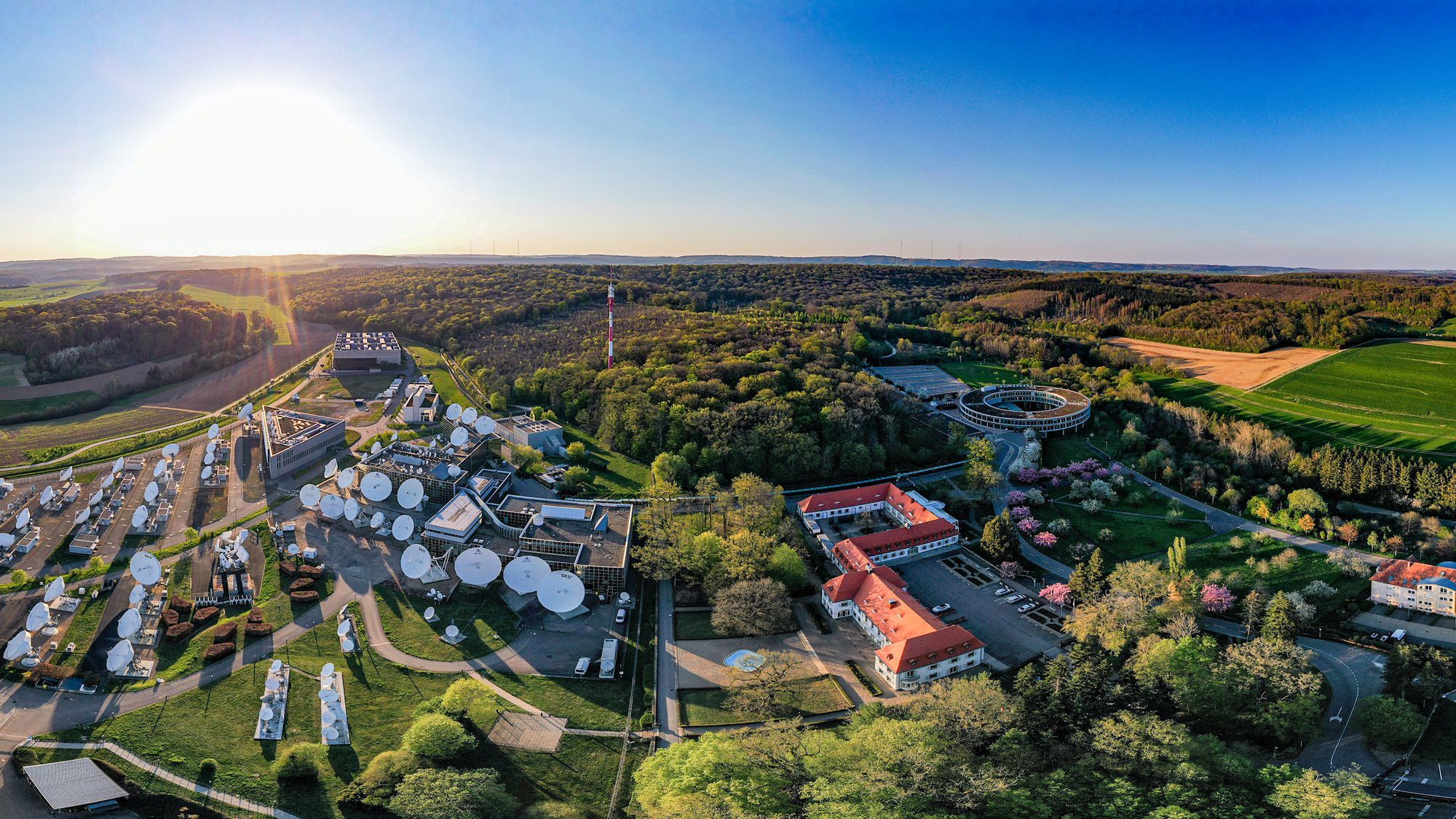 SES Intelsat-пен мәміледен кейін спутниктік байланыс саласындағы көшбасшылығын күшейтті