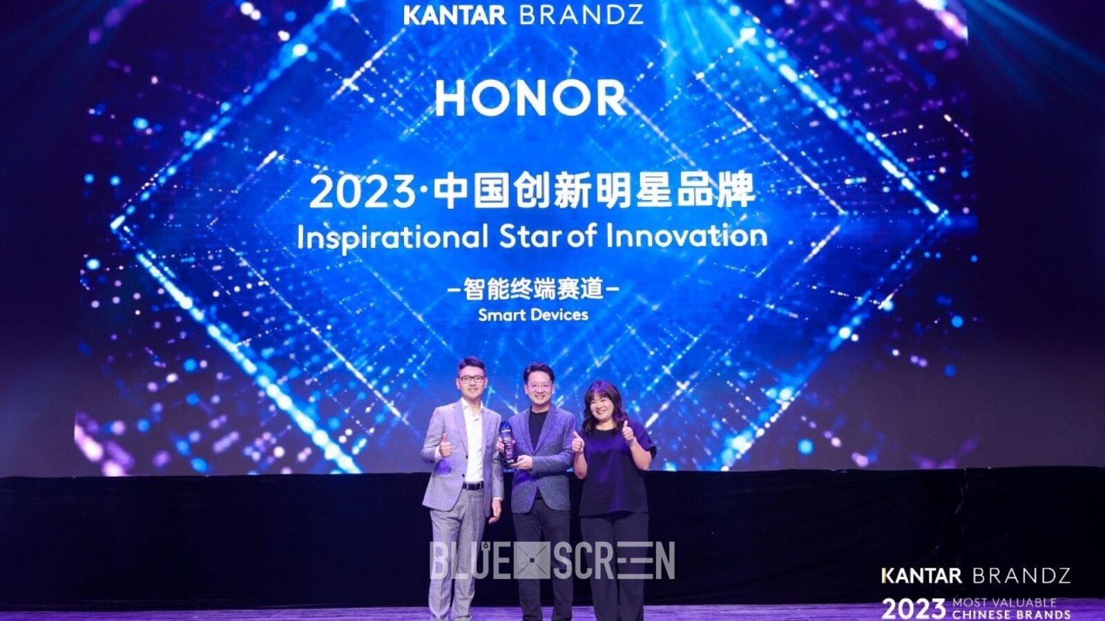 Рэй Го, директор по маркетингу HONOR Device Co., Ltd, получает награду "Вдохновляющая звезда инноваций"